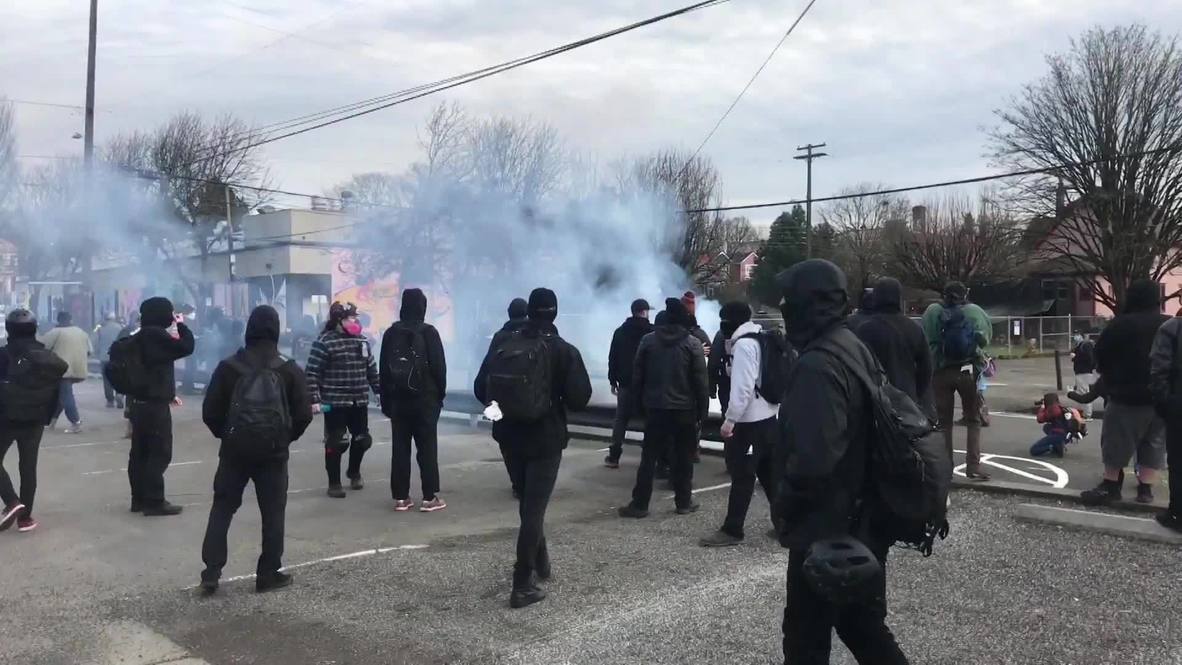 USA: Tensions as Inauguration Day protesters vandalise Oregon’s Democratic headquarters