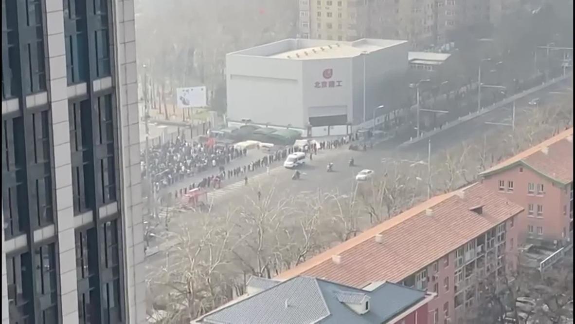 China: Largas colas en Pekín mientras la ciudad realiza pruebas masivas de covid-19