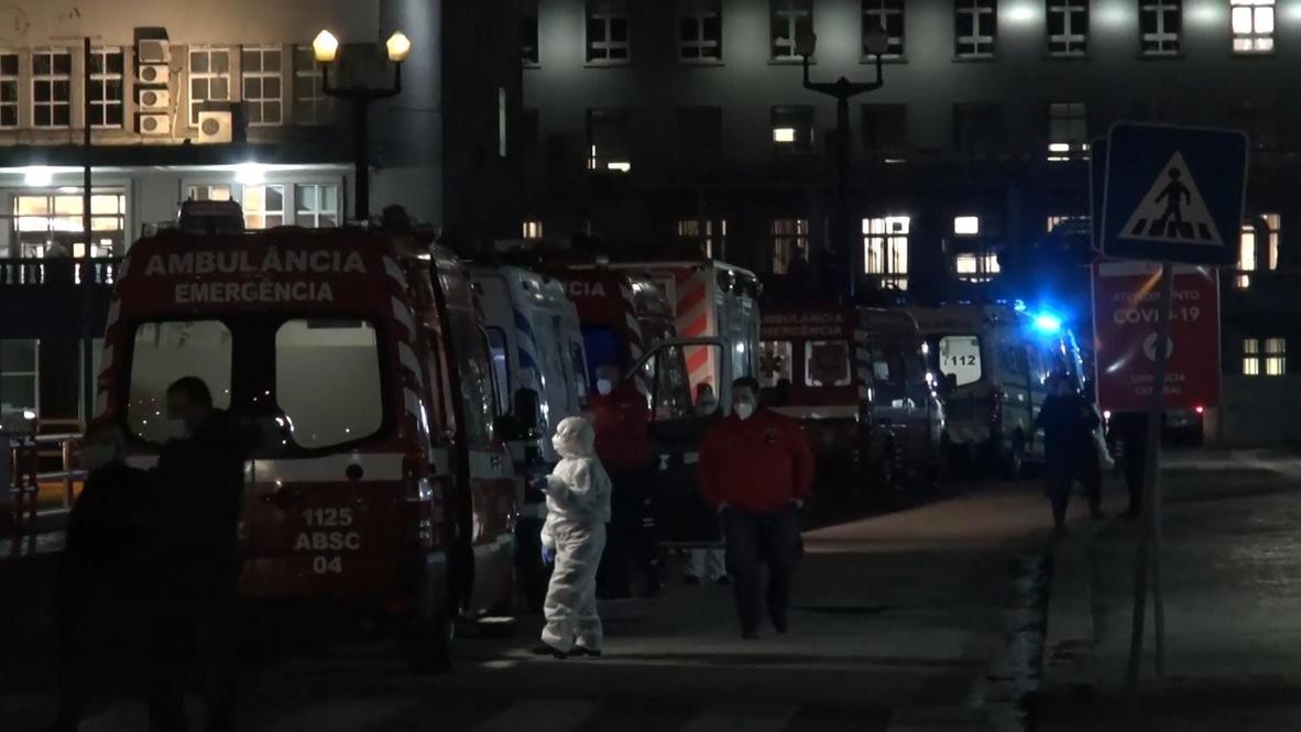 Portugal: Ambulancias esperan en el exterior del hospital mientras el país sufre una de las peores olas de covid-19 del mundo