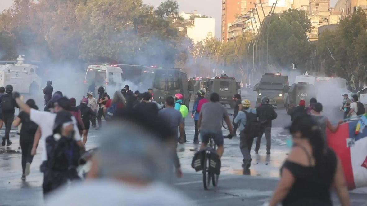 Chile: Carabineros usan cañones de agua y gas lacrimógeno para dispersar protesta antigubernamental en Santiago
