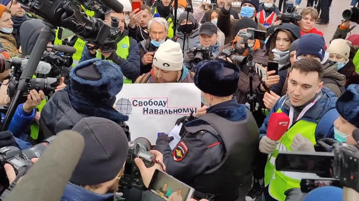 Russia: Police detain supporters of Navalny at Moscow rally
