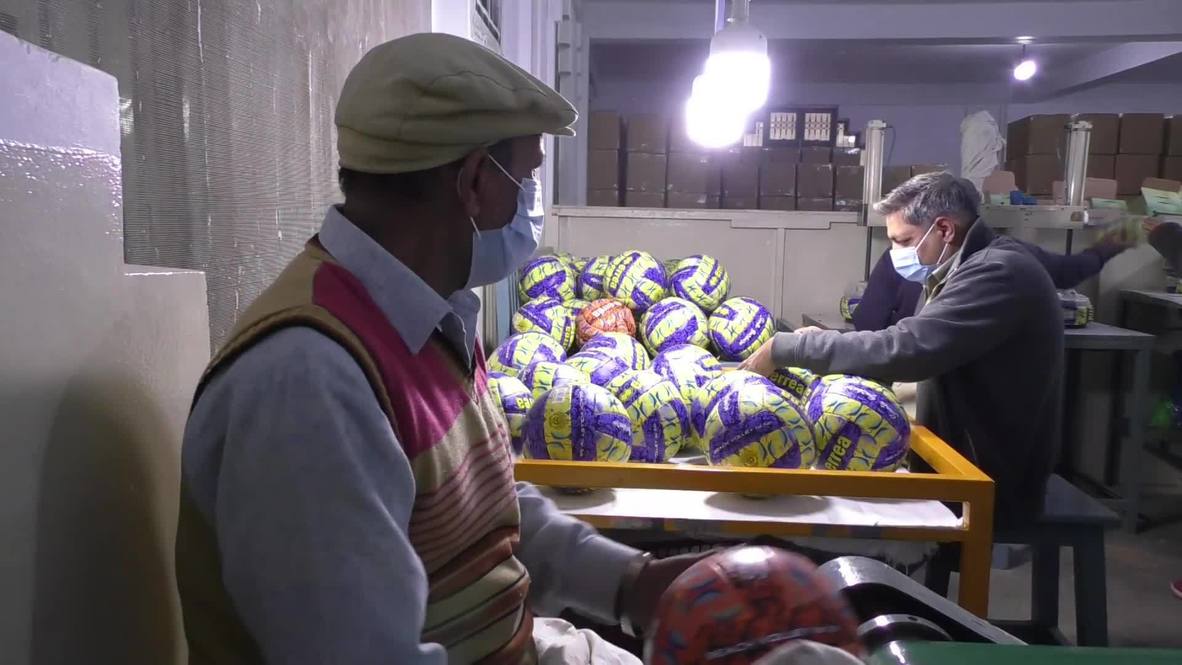 باكستان: شركة في عاصمة تصنيع كرات القدم في العالم تعاني انخفاض الطلب بسبب جائحة كورونا