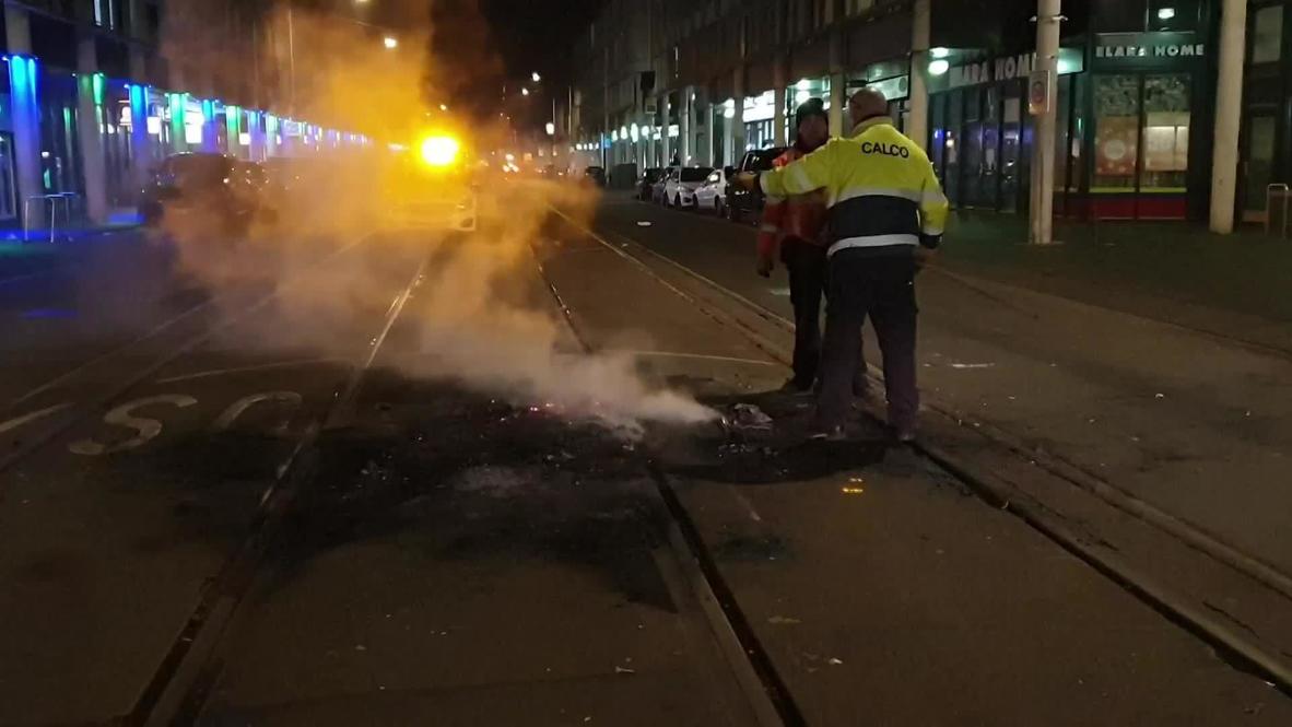 Países Bajos: Trabajos de limpieza en La Haya tras noche de disturbios en protesta por el confinamiento