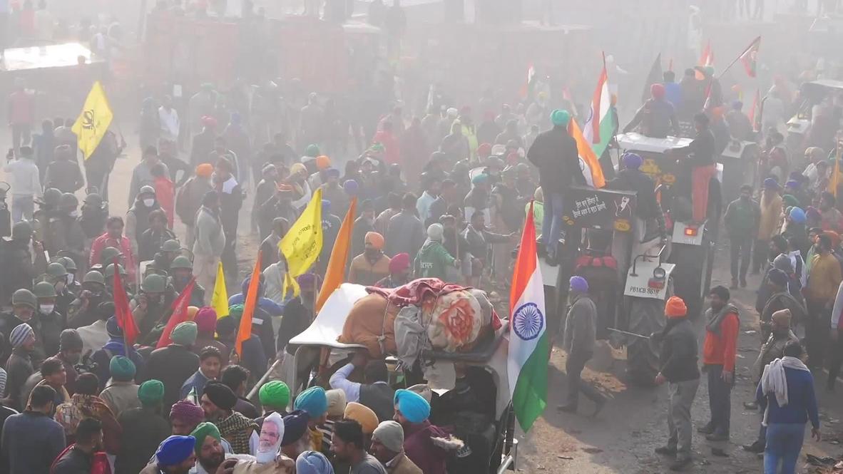 India: Agricultores rompen barricadas policiales durante protesta con tractores en Nueva Delhi