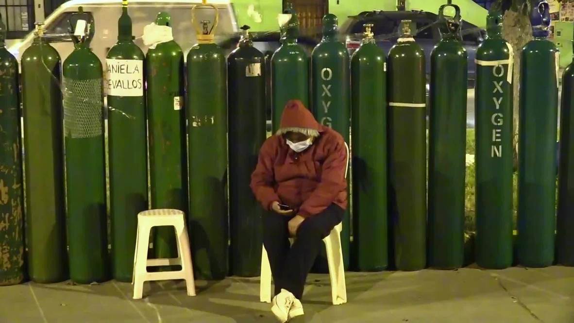 Perú: Decenas de personas esperan largas colas para comprar oxígeno medicinal en Lima