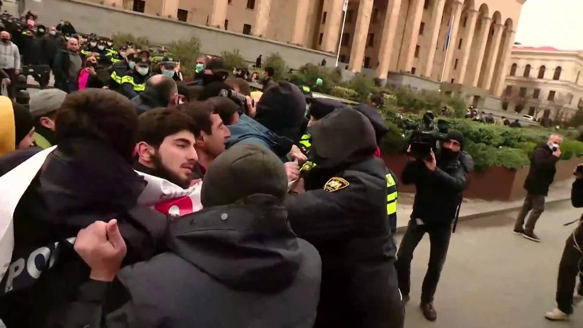 Georgia: Protesters clash with police in front of parliament over early elections
