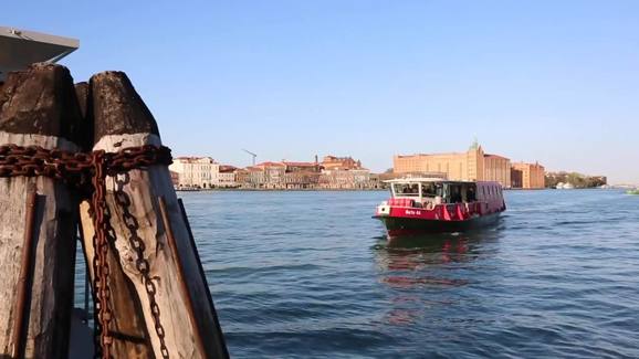 Italia: Venecia convierte un tradicional barco 'vaporetto' en centro de vacunación covid | Video Ruptly