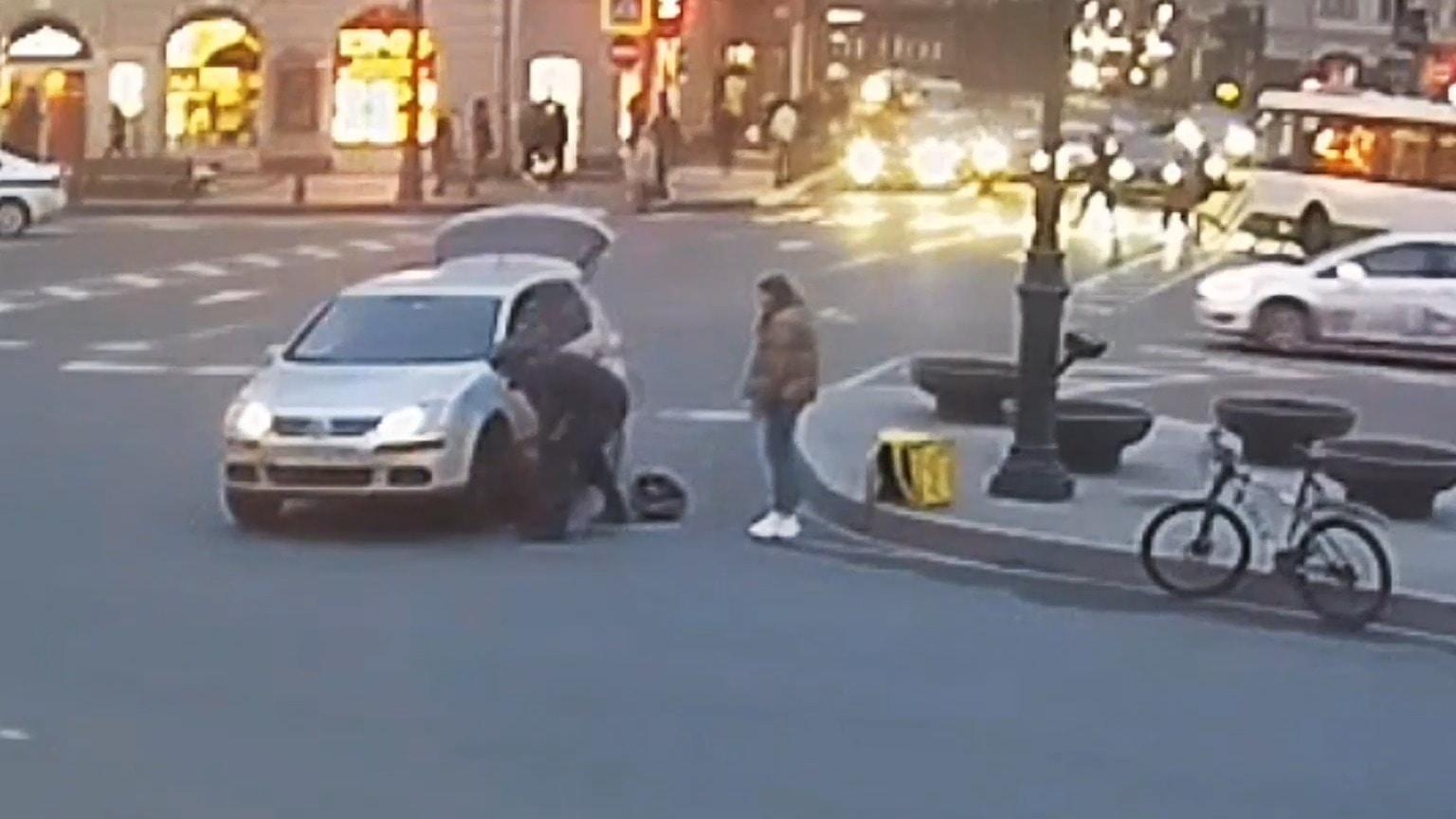 Помощь доставлена. Велокурьер бескорыстно помог автомобилистке заменить ...