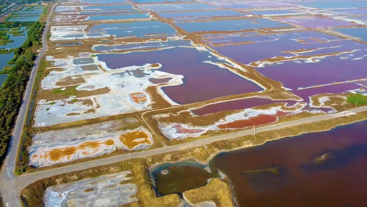 When life imitates art: China's Yuncheng Salt Lake boasts mesmerising colours