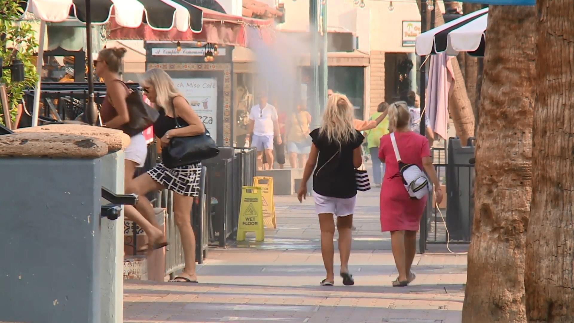 USA Recordbreaking heat wave breaks leaves Palm Springs residents