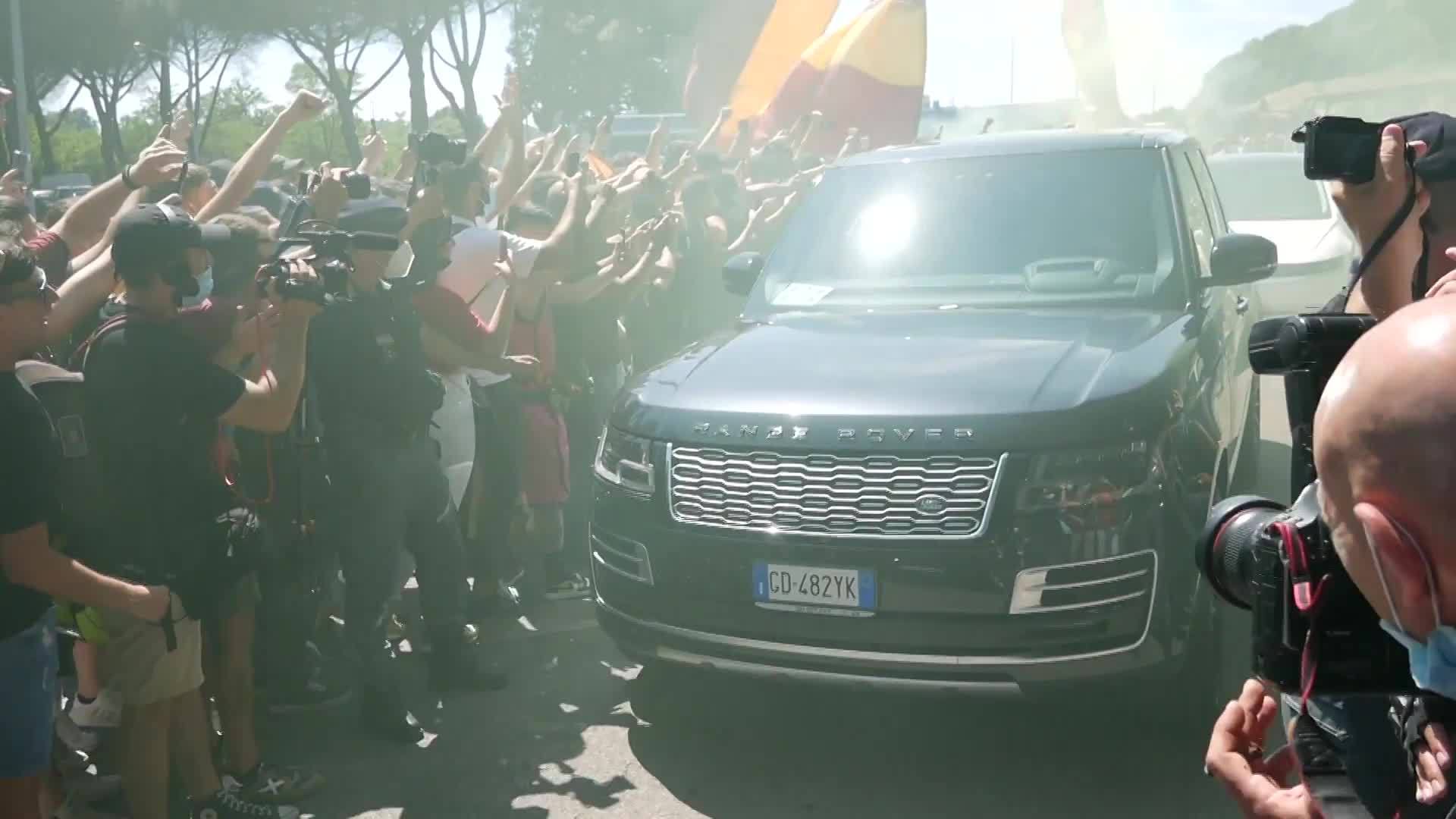 Дебош фанатов на улице города. Дебош фанатов на улице города