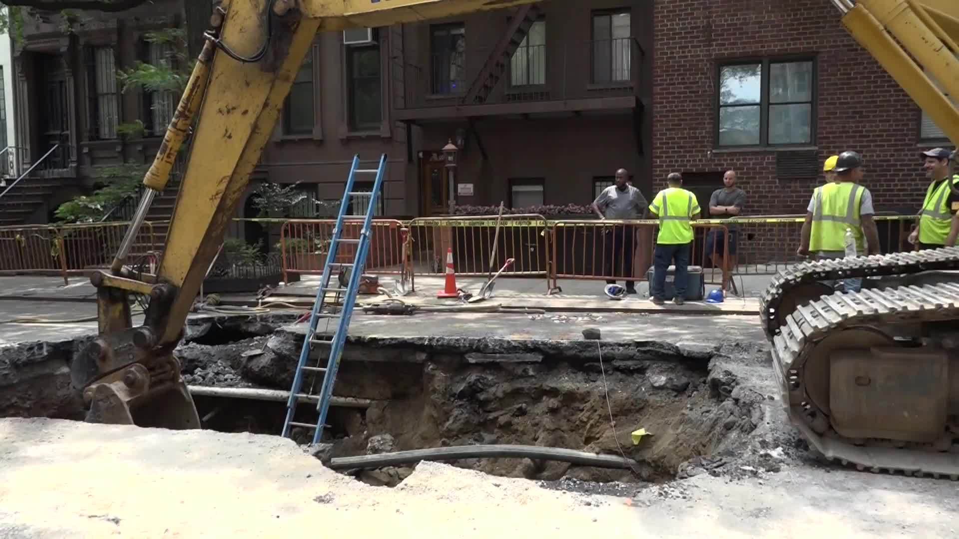 USA Large sinkhole opens in NYC's Upper East Side Video Ruptly