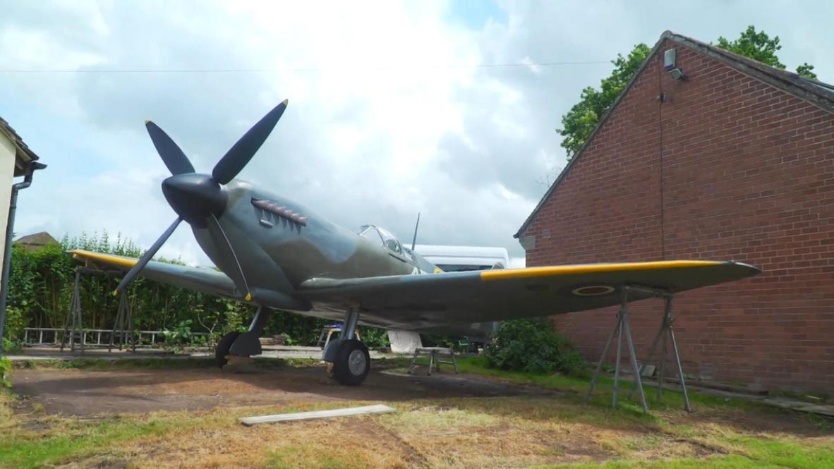 Entusiasta construye en su patio trasero una réplica a tamaño real del