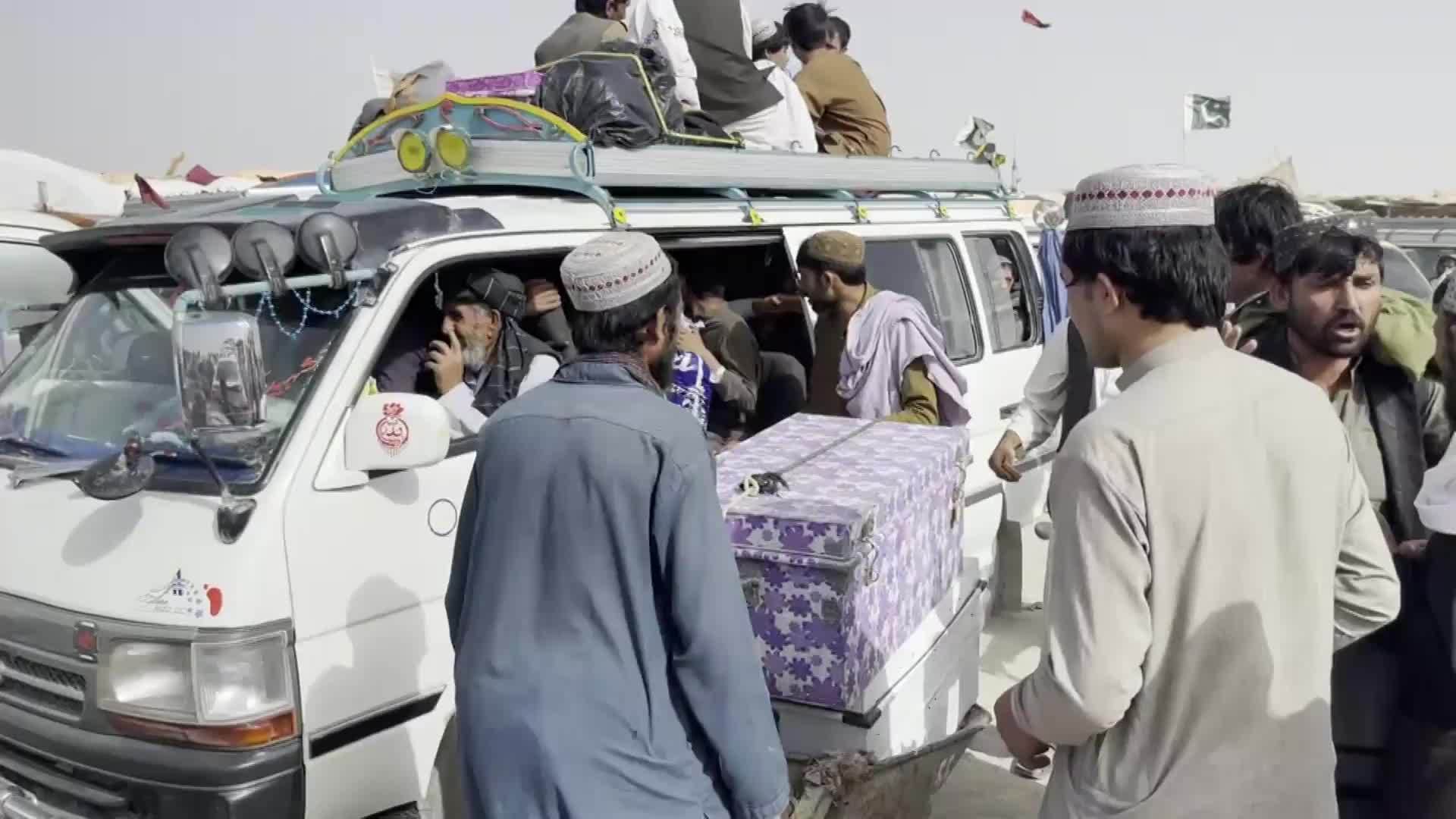 Pakistan Afghan Migrants Flee Over Border In Chaman Amid Taliban 
