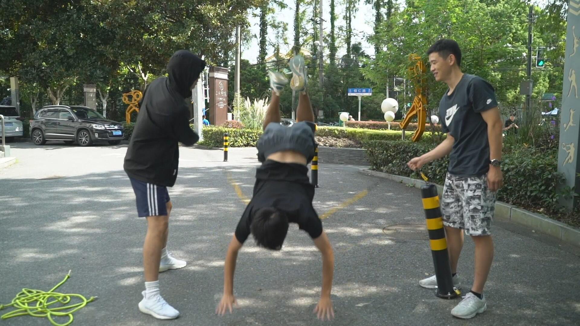 Hiphop, skip, and jump Chinese performer showcases impressing