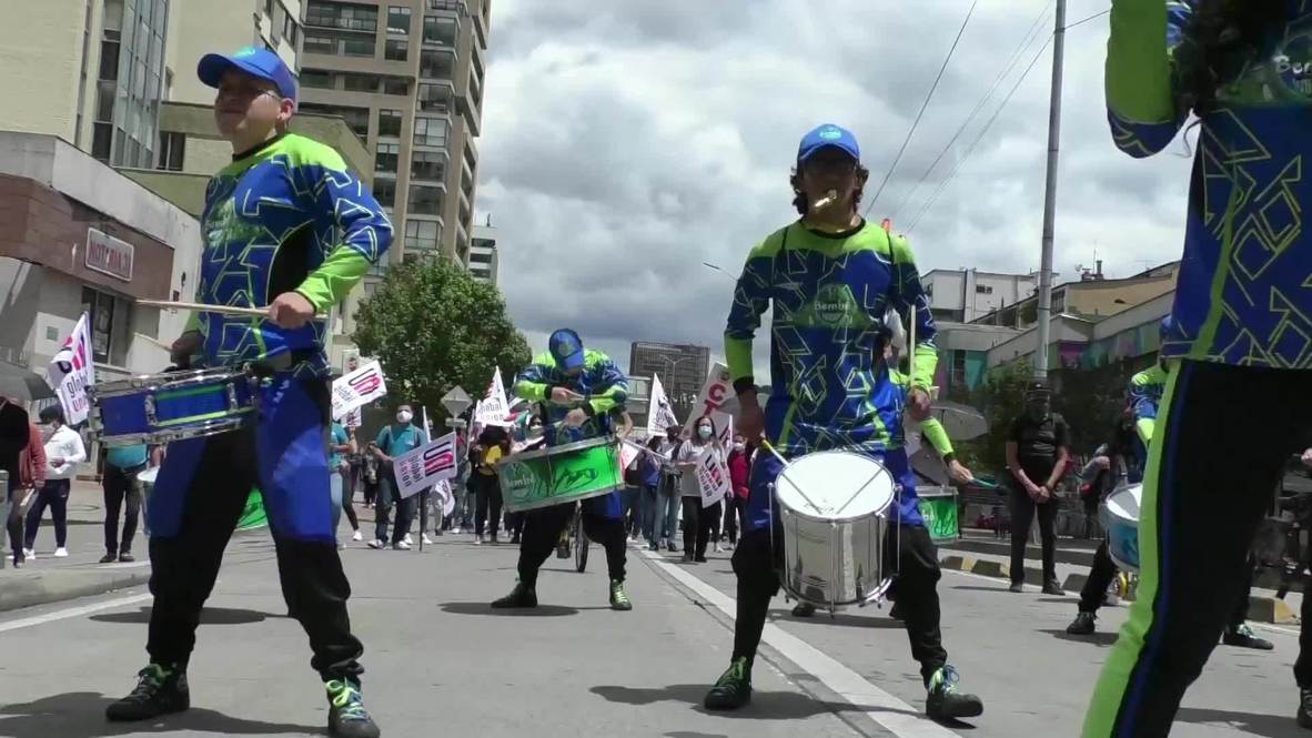 Colombia Hundreds demand better working conditions for health workers