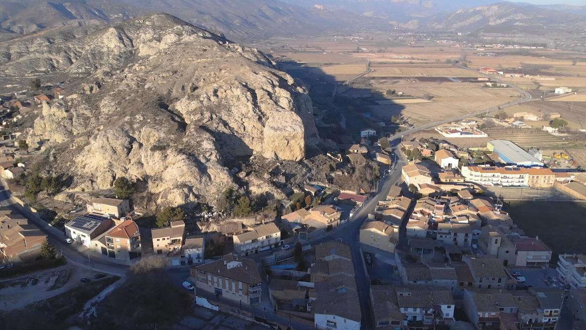 Spain: 'Don't look up' - Gerb residents face threat of rock that could crush village