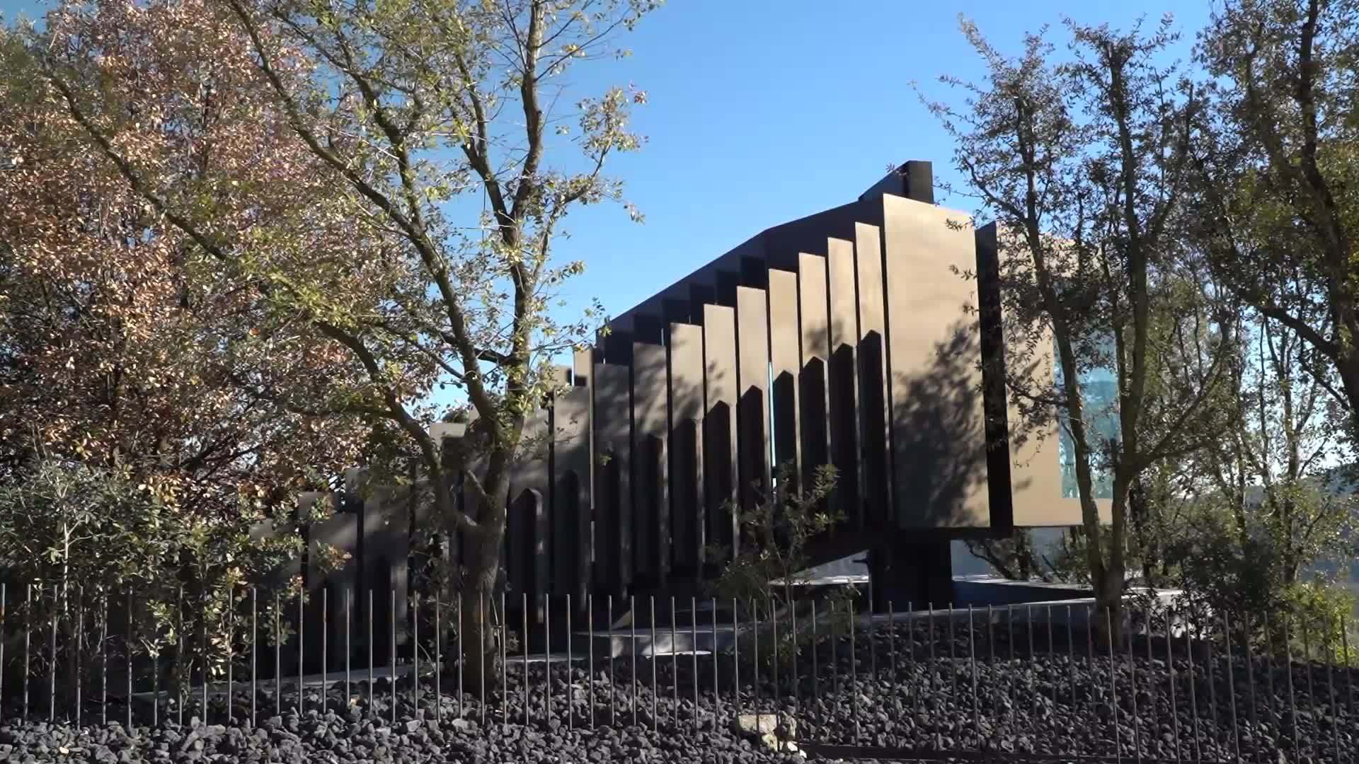 España Arquitecto crea una sorprendente casa que emerge desde la tierra en solo seis minutos