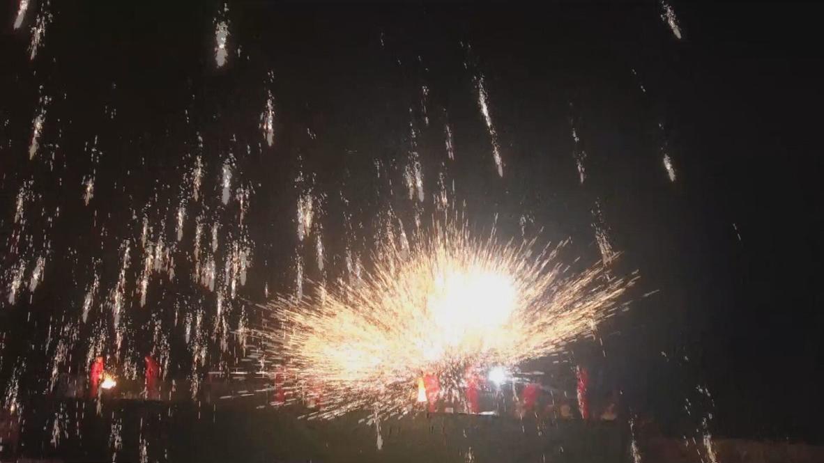 China: Impresionantes fuegos artificiales de hierro fundido dan la bienvenida al Año Nuevo chino
