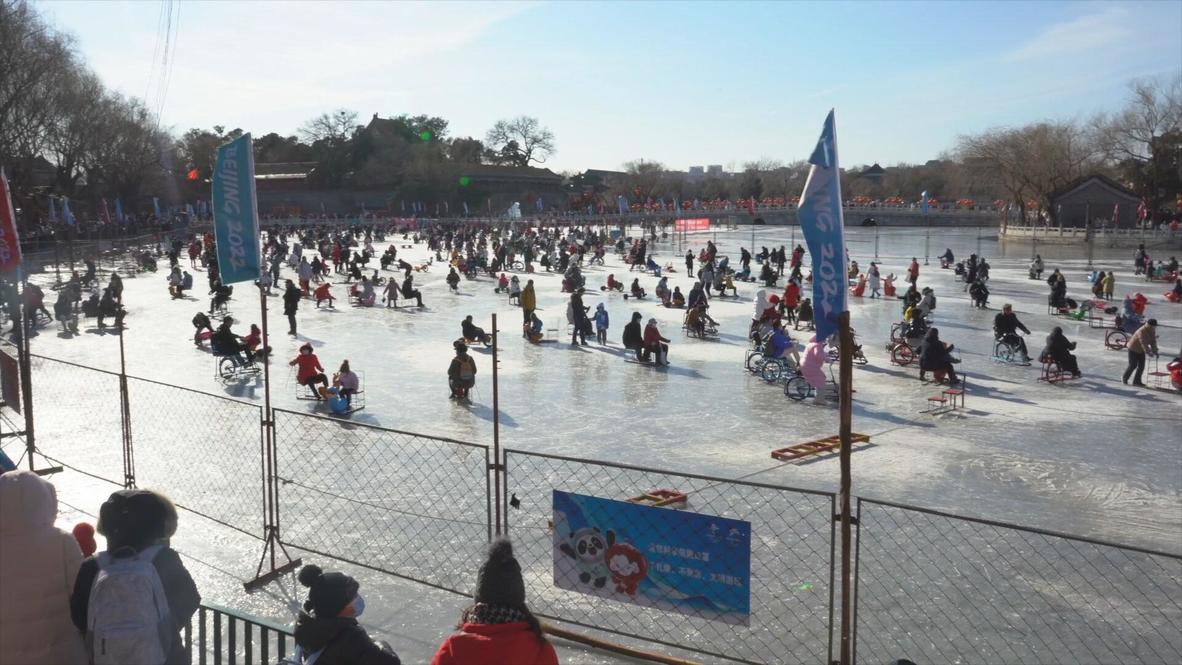 China: Amantes del hielo acuden a las pistas de hielo de Pekín antes de los Juegos Olímpicos de Invierno
