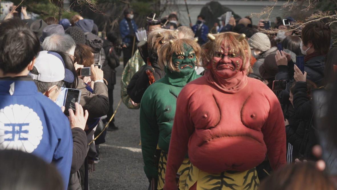 El demonio rojo Oni da la bienvenida a la primavera durante el festival Setsubun en Kioto