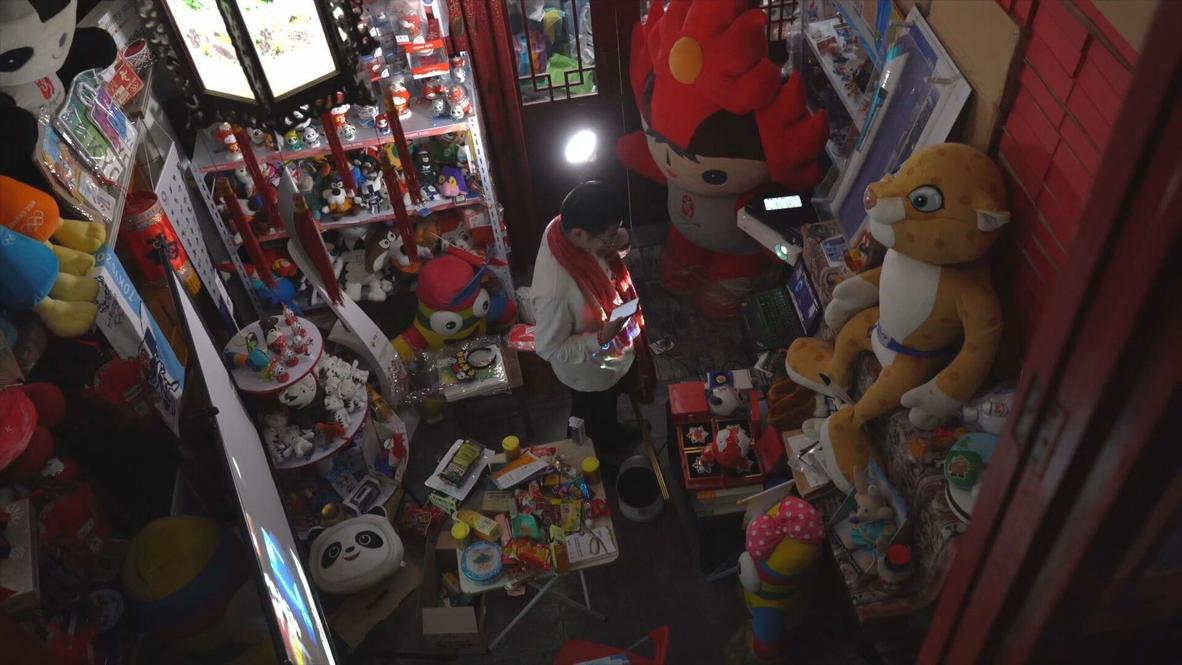 China: Un superfan de los Juegos Olímpicos muestra su colección de 5.000 recuerdos