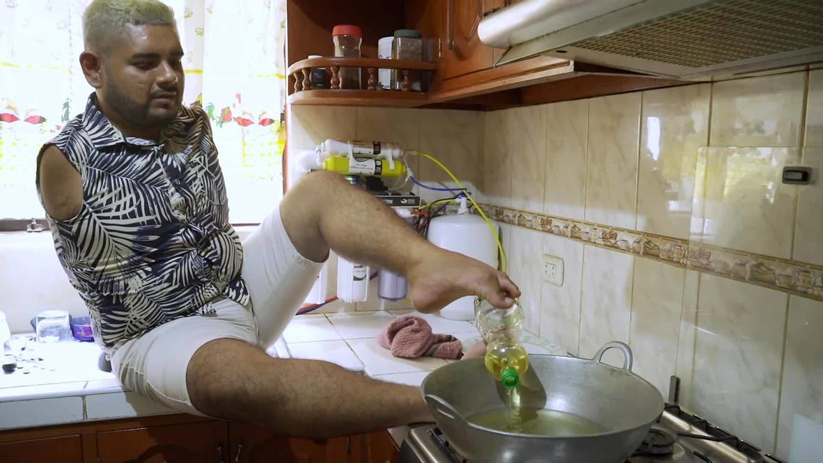 Joven sin brazos se hace viral con la impresionante habilidad para preparar especialidades de la gastronomía peruana usando sus pies