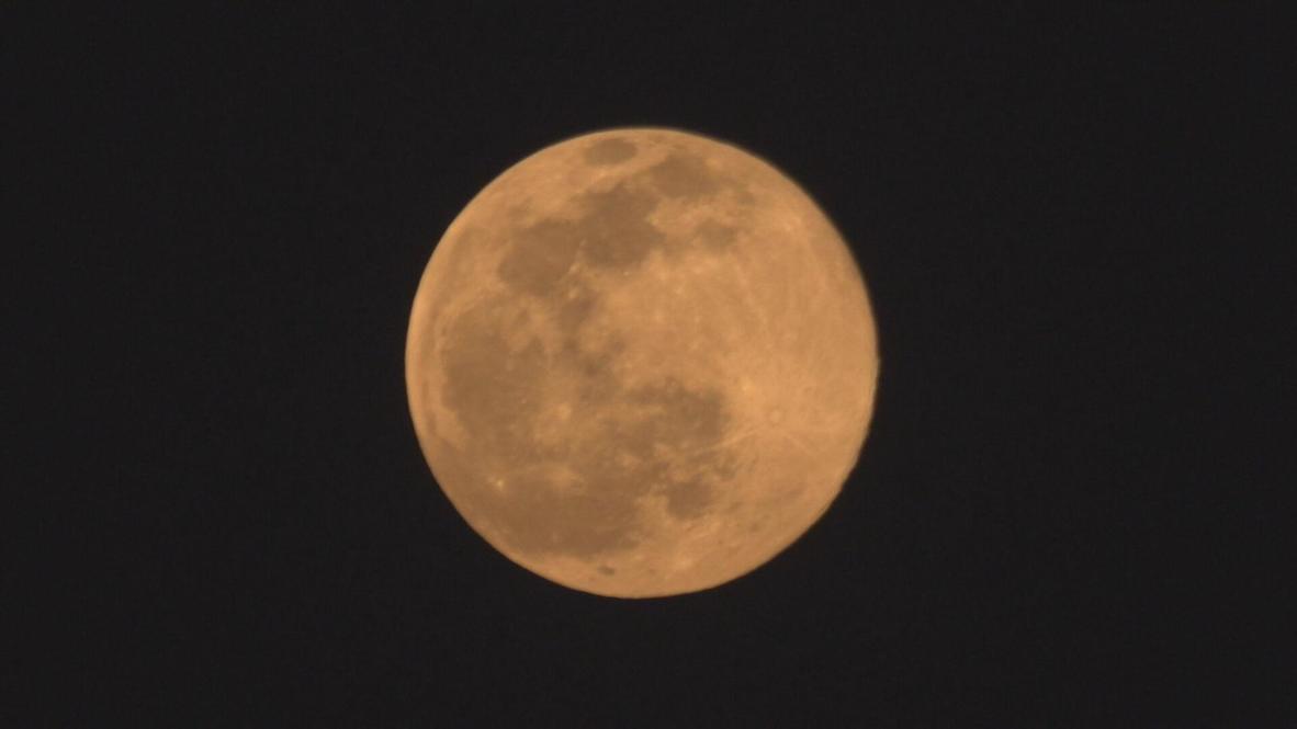Irán: La 'Luna de nieve' brilla con espectaculares tonos sobre Teherán