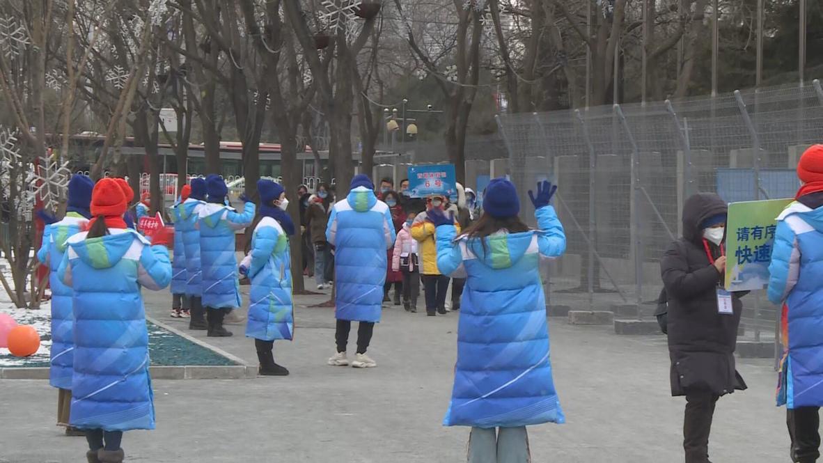 China: Llegada de espectadores al estadio de Pekín para ver la final de patinaje artístico femenino