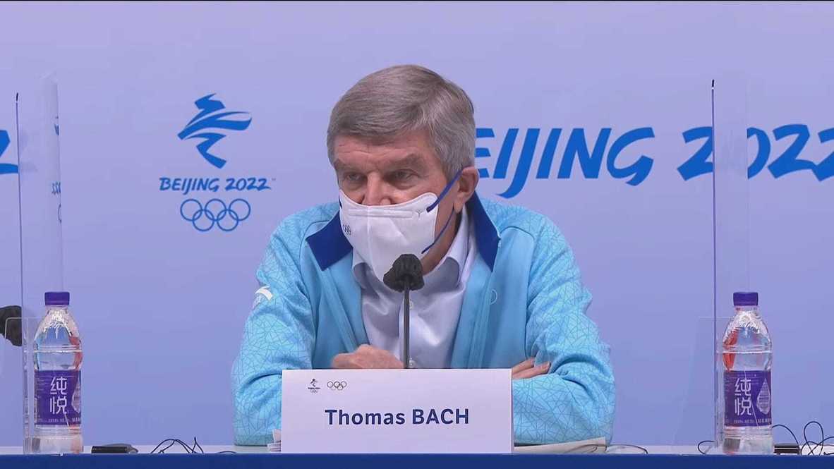 China: Bach, del COI, critica la "tremenda frialdad" del entorno de Valieva tras su actuación llena de errores