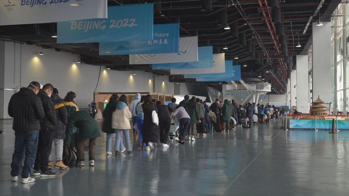 China: Clientes hacen cola apurando los últimos regalos de las Olimpiadas antes del fin de los juegos de Pekín