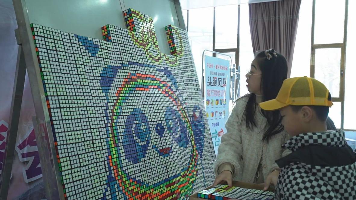Estudiantes de una escuela primaria en Shanxi construyen un mural olímpico con cubos de Rubik