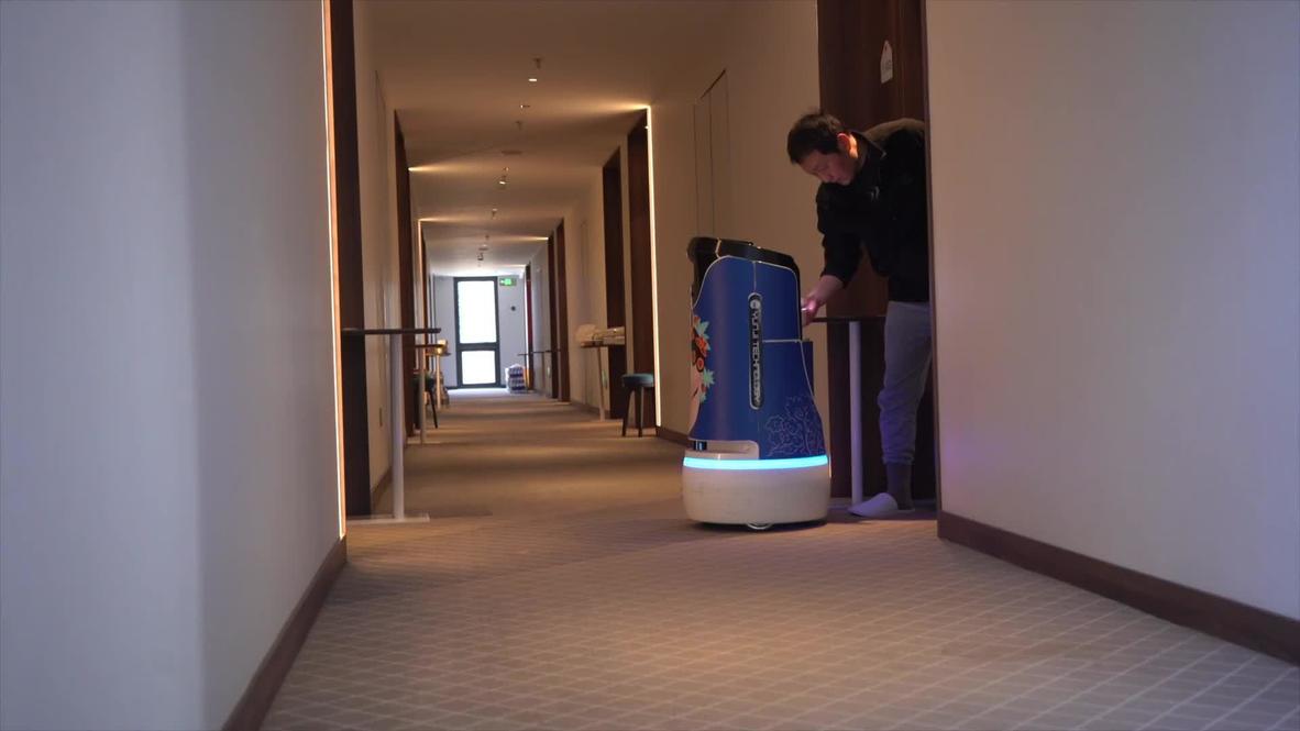 China: Robots realizan el servicio de habitaciones en los hoteles burbuja de los JJ.OO. de Invierno de Pekín