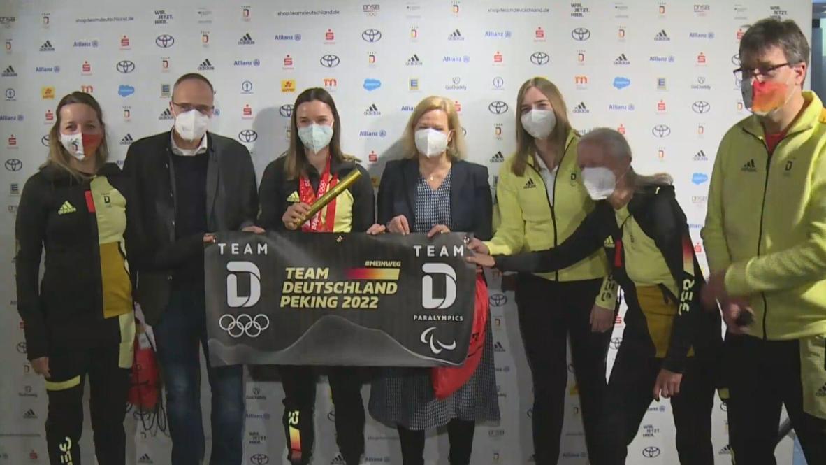 Alemania: Deportistas olímpicos reciben una cálida bienvenida en el aeropuerto de Fráncfort