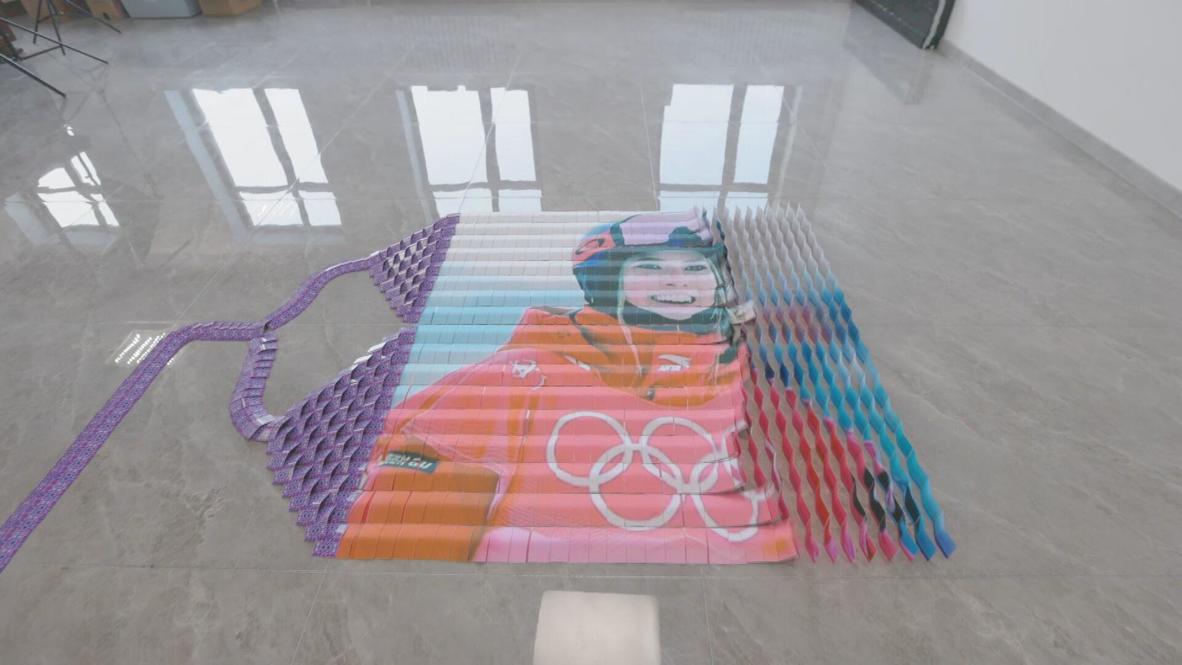 China: Artista del dominó crea un impresionante mural de fichas con el retrato de la ganadora olímpica Eileen Gu