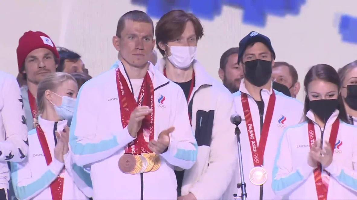 Rusia: Aficionados dan la bienvenida al equipo del Comité Olímpico Ruso a su llegada a Moscú tras los JJ.OO.