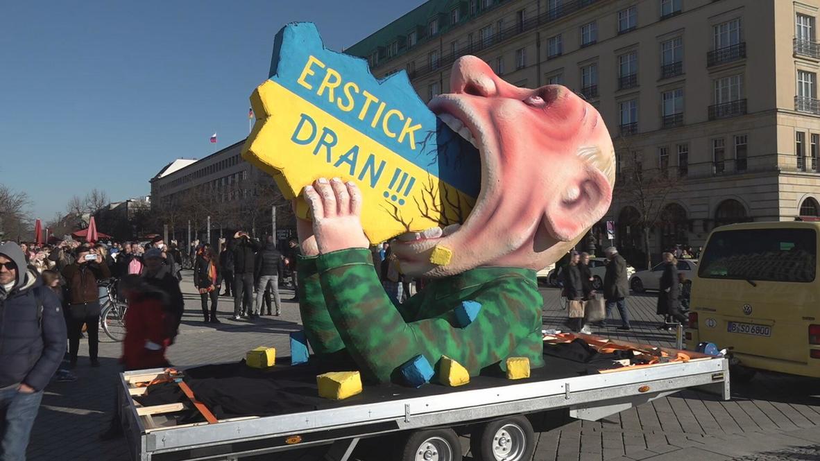 Germany: 'Choke on it!' - Anti-Putin sculpture appears next to Brandenburg Gate