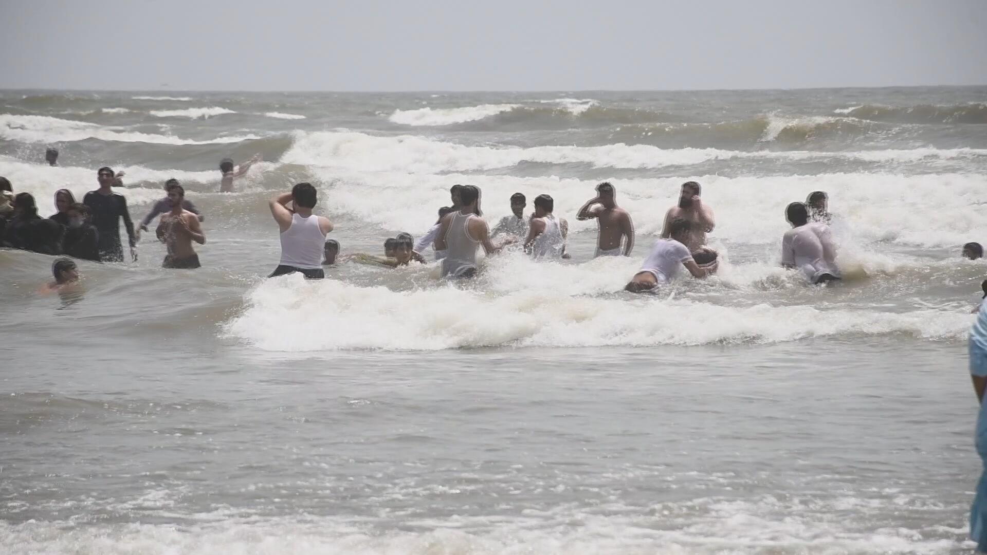 Pakistan Thousands crowd Karachi beaches amid heatwave, electricity