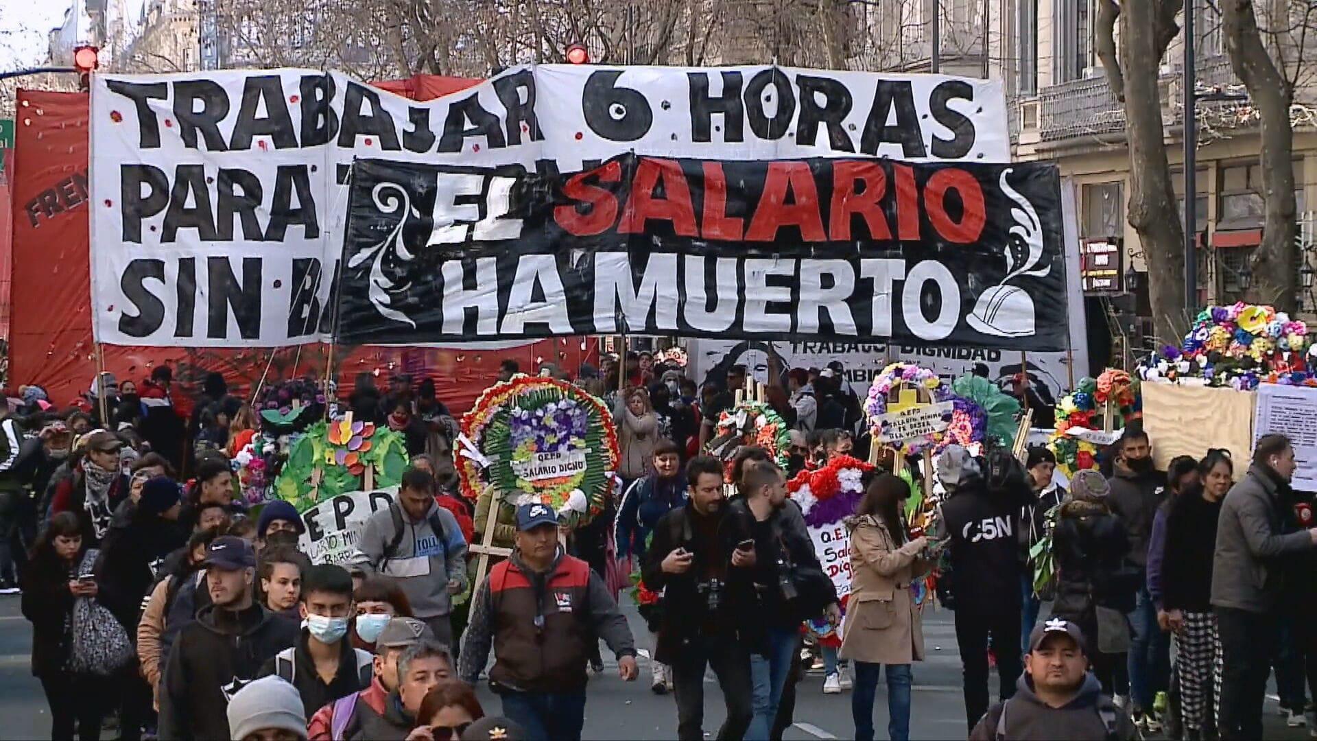argentina-salary-is-dead-social-organisations-protest-in-favour-of