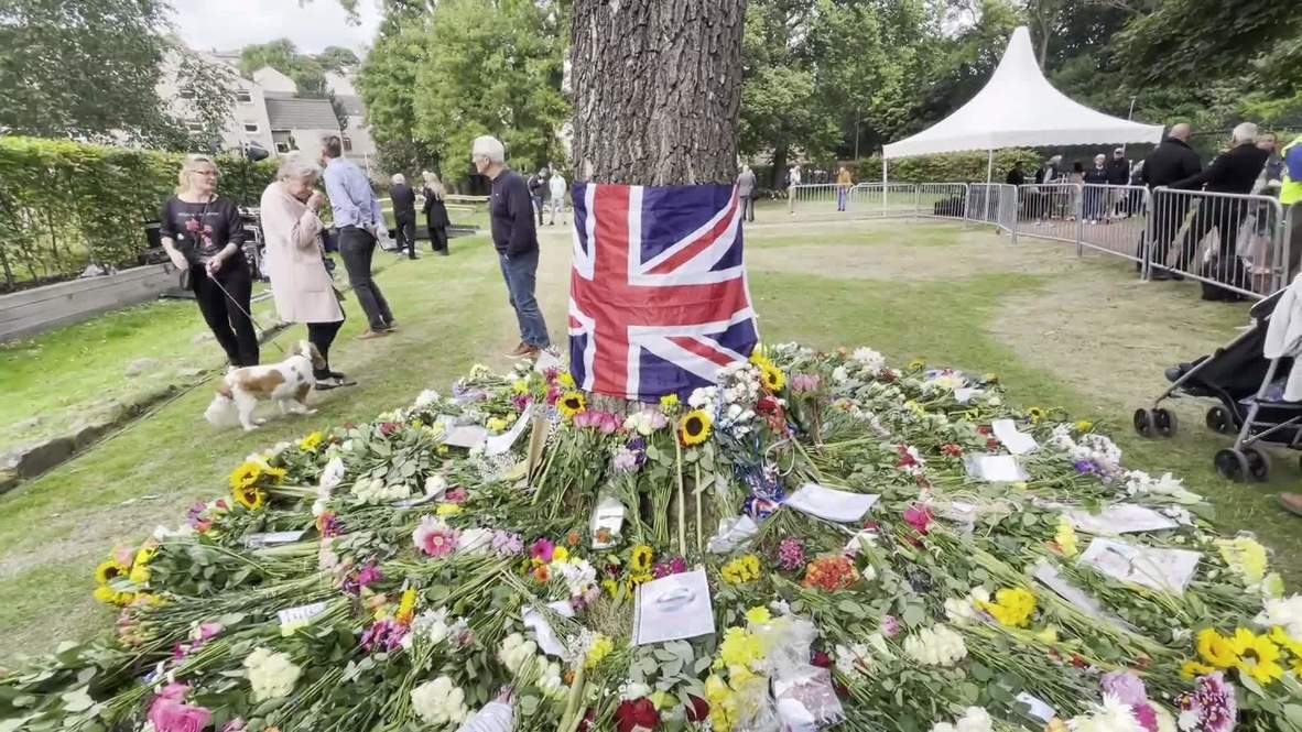 UK: Flowers grace Holyroodhouse Palace as Edinburgh pays tribute to Queen Elizabeth II