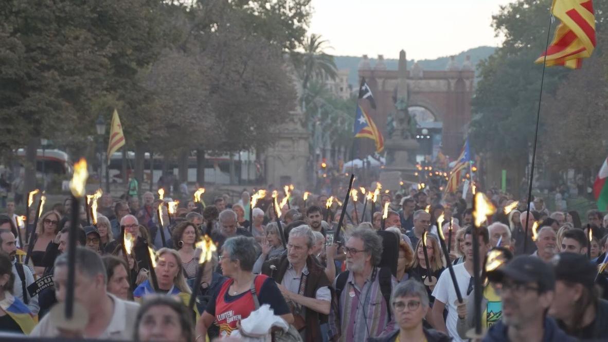Spain: 'A fascist country' - Thousands of Catalans march in Barcelona on anniversary of independence referendum