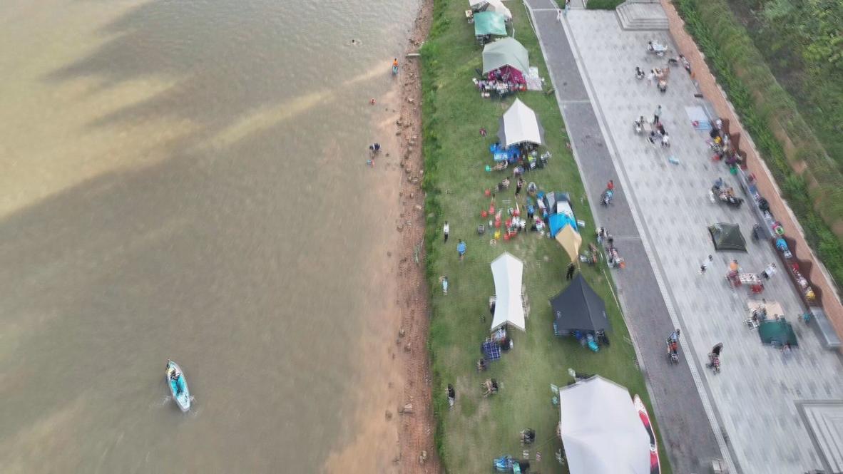 China: Nanning locals pack riverside parks as long-distance travel discouraged amid COVID concerns