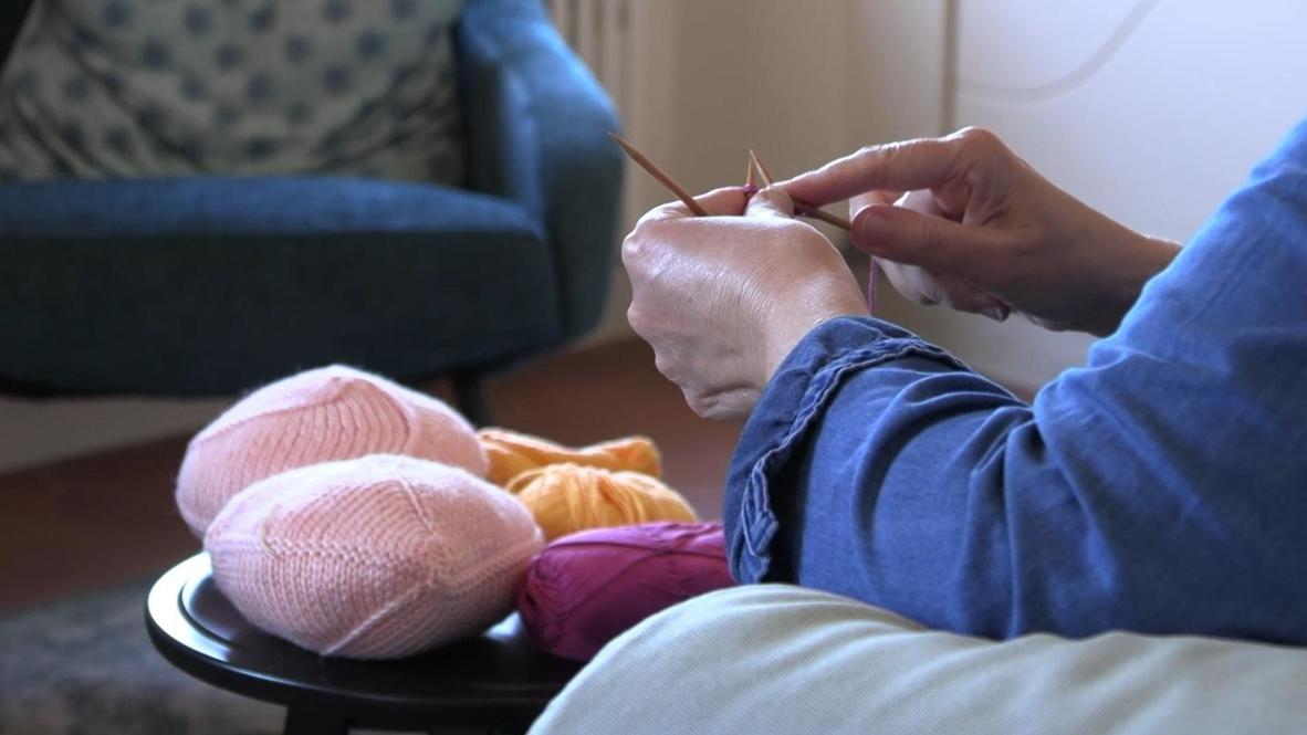 Italy: 'Gift from women to other women' - Volunteers offer free knitted prosthetics for breast cancer fighters