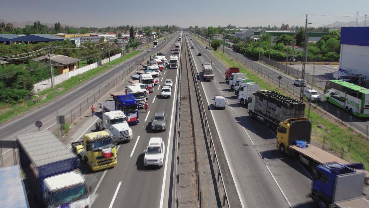 Chile: Truckers block traffic on Santiago highway in protest against soaring fuel prices