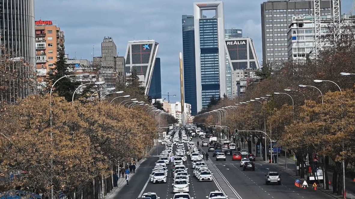 Spain: 'Very harmful to our work’ - Taxi drivers block Madrid's street to protest new government regulations