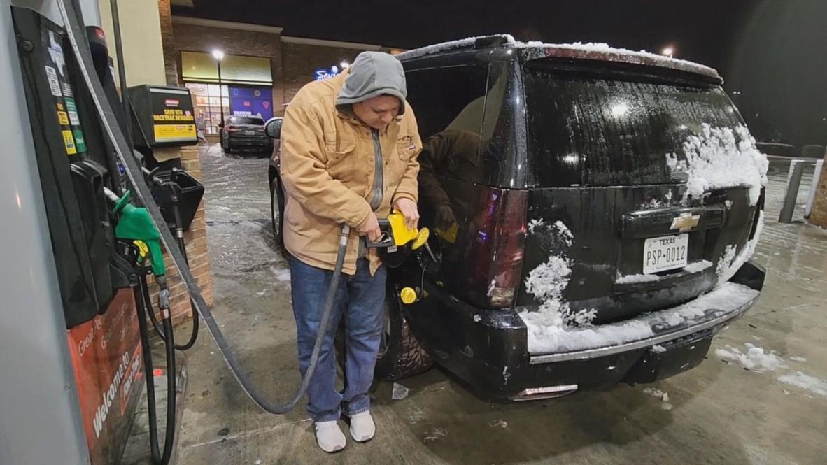USA: 'I'm scared, man!' - Dallas commuters as unusual snowstorm hits Texas