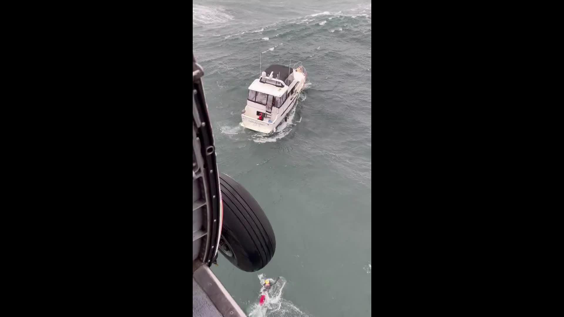 USA Powerful wave throws yacht thief off stolen boat Video Ruptly