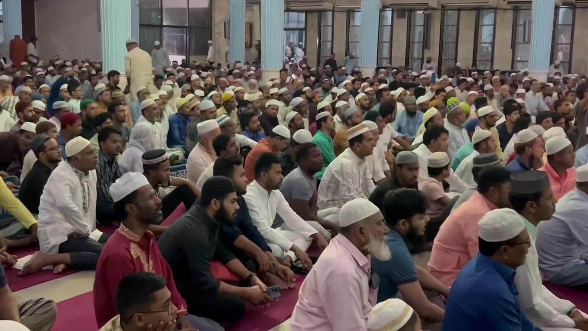 Bangladesh Thousands of Muslims flock to mosque in Dhaka to