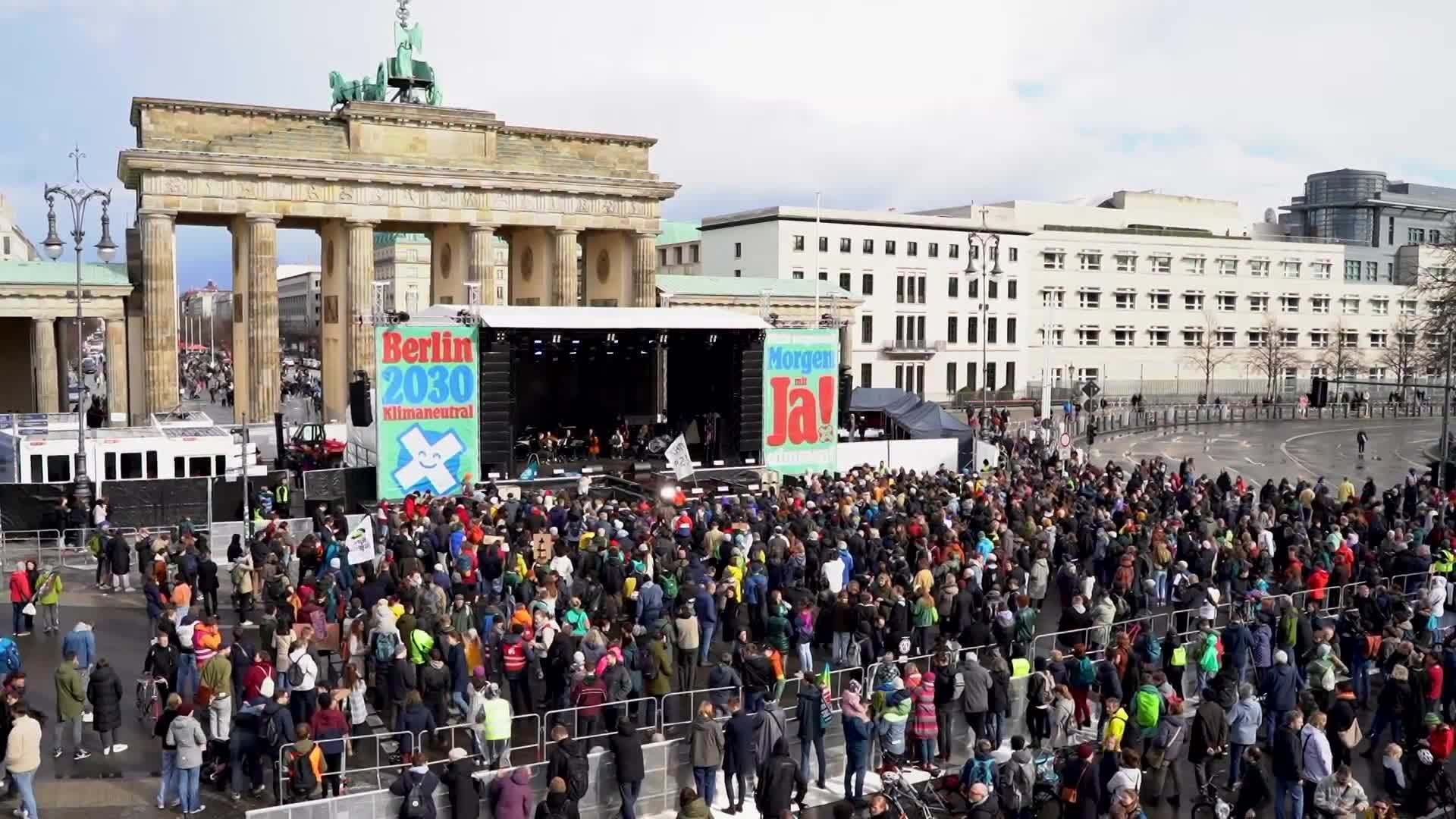 Germany Thousands rally in Berlin ahead of vote to make city climate
