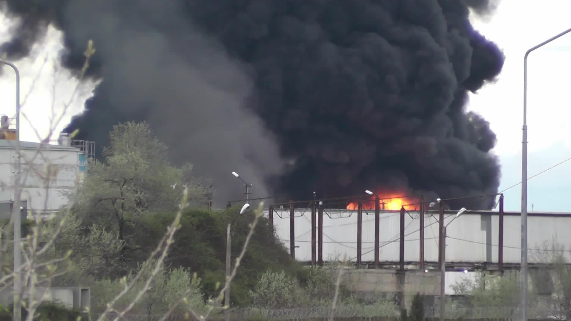 Нефтебаза в москве горит. Пожар на нефтебазе фото. Нефтебаза узбекистан. Воронеж нефтебаза горит. Нефтебаза константиново.